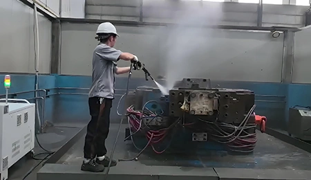 Limpieza de vapor de grandes moldes industriales
