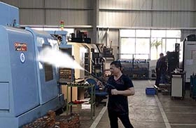 Limpieza a vapor de máquinas herramienta industriales